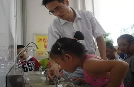 默戎鎮(zhèn)完小校園直飲水機(jī)